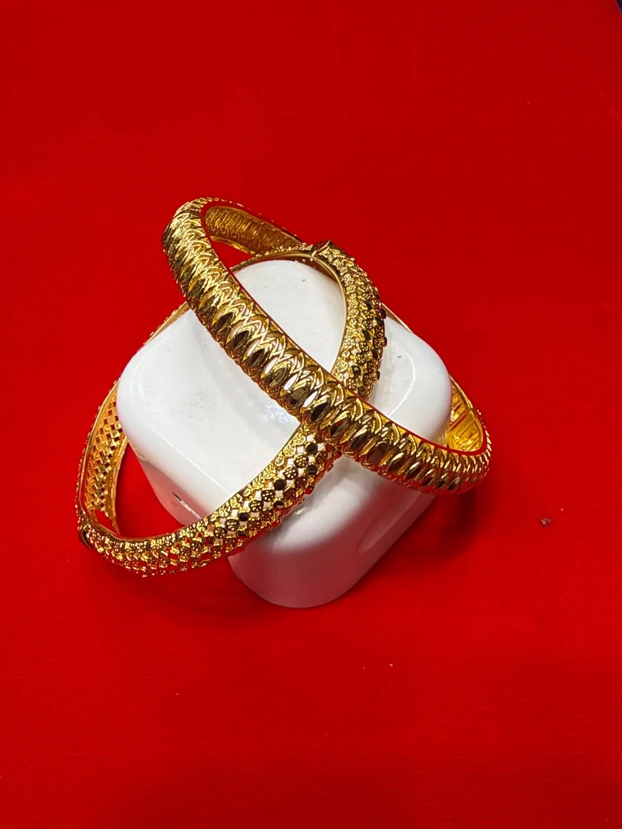 Bangles lock Sabina